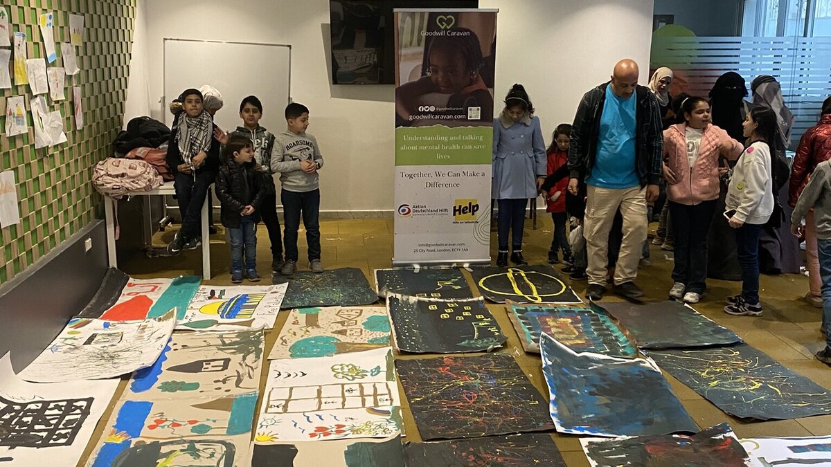 Die Ergebnisse der Kunsttherapie werden präsentiert
