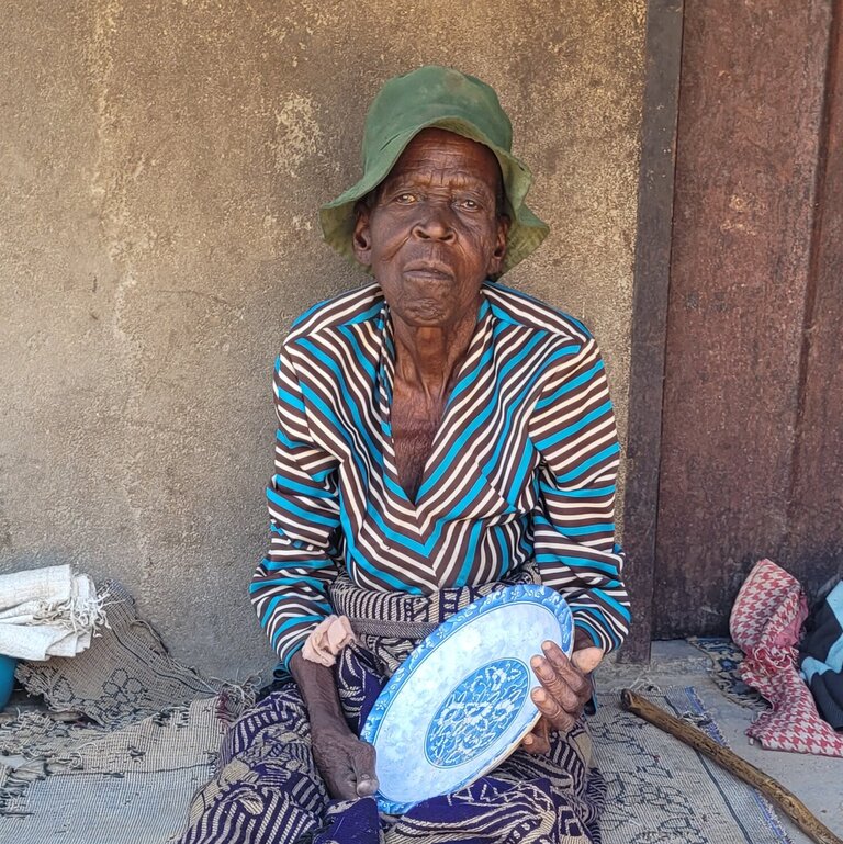 Hunger in Simbabwe: Die 84-jährige Maria hat nicht genug zu essen Maria aus Simbabwe sitzt vor ihrer Hütte