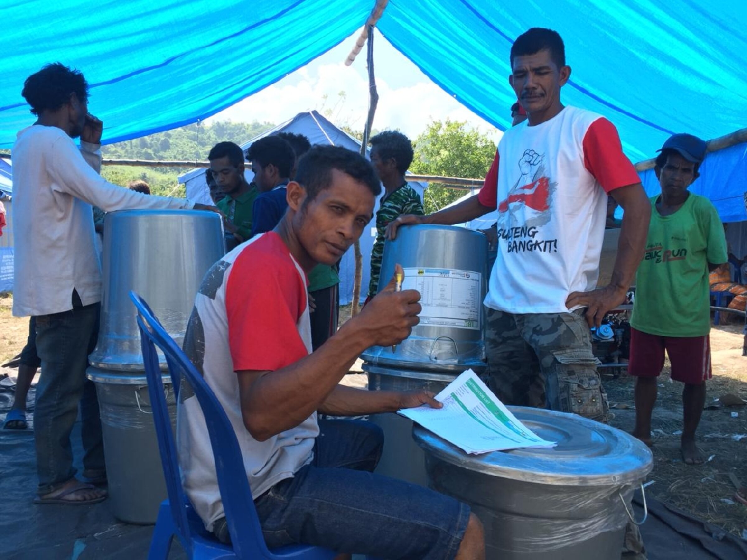 Verteilung von Gütern nach Erdbeben in Indonesien