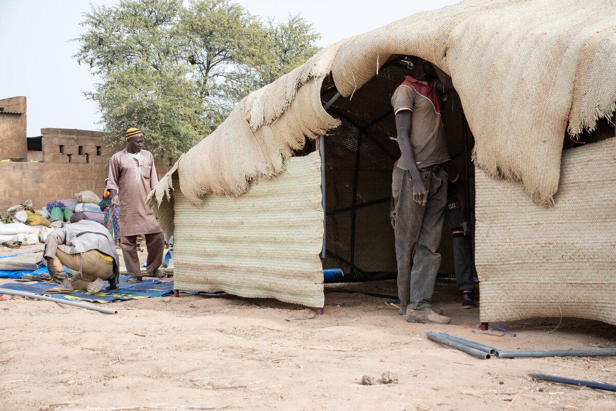 Ein Mann in seinem Flüchtlingszelt in Burkina Faso
