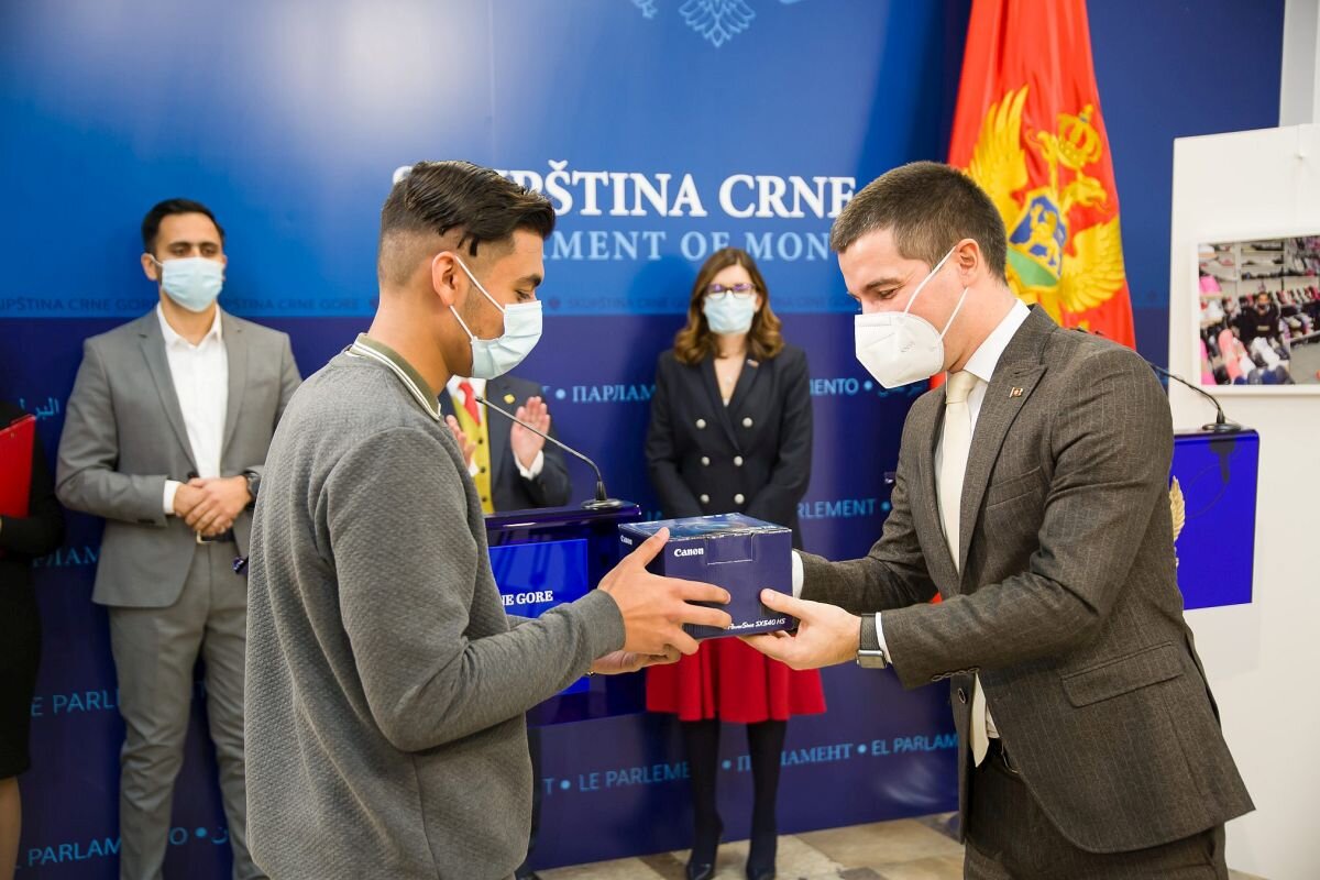 Spenden Montenegro: Fotoausstellung im Parlament