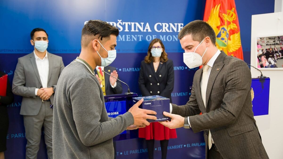 Spenden Montenegro: Fotoausstellung im Parlament