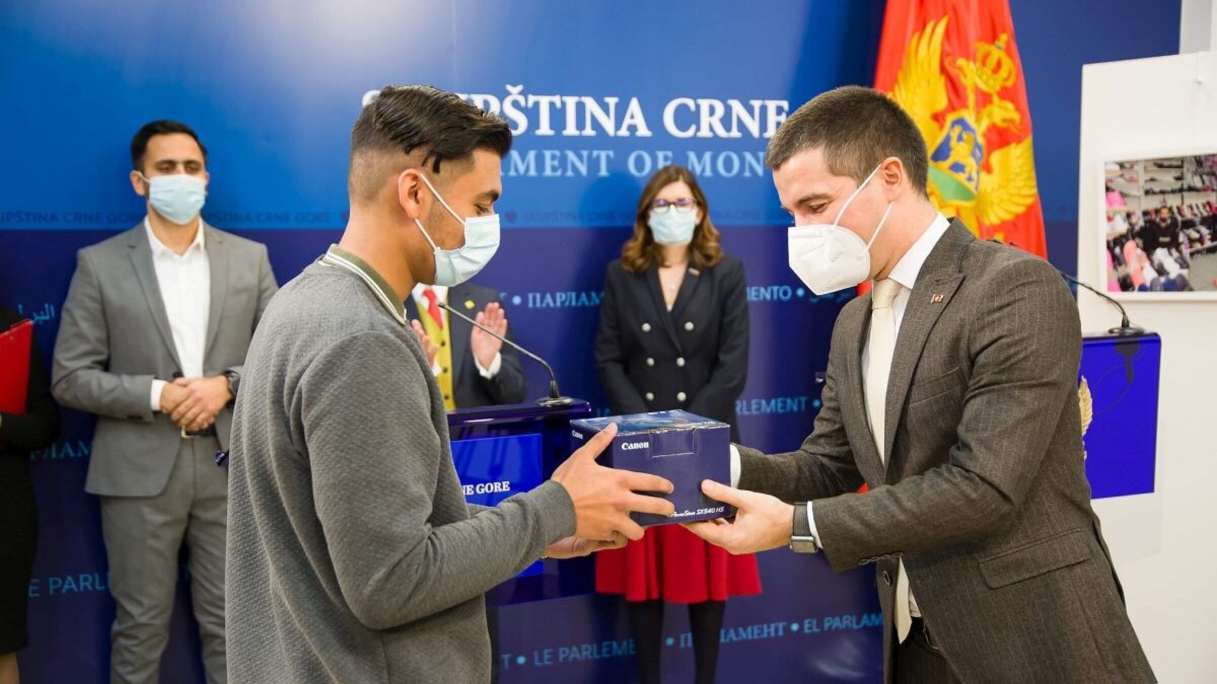 Spenden Montenegro: Fotoausstellung im Parlament
