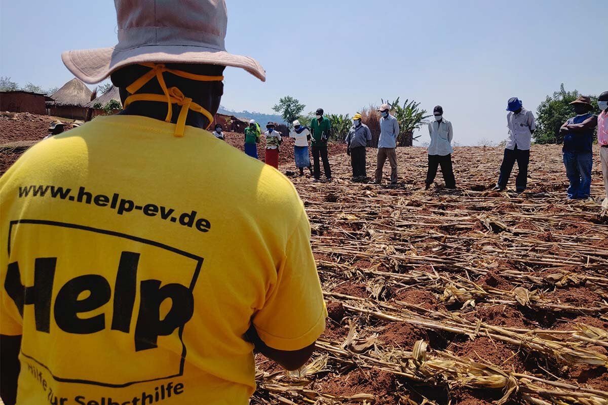 Ein Mitarbeiter von Help auf einem Feld