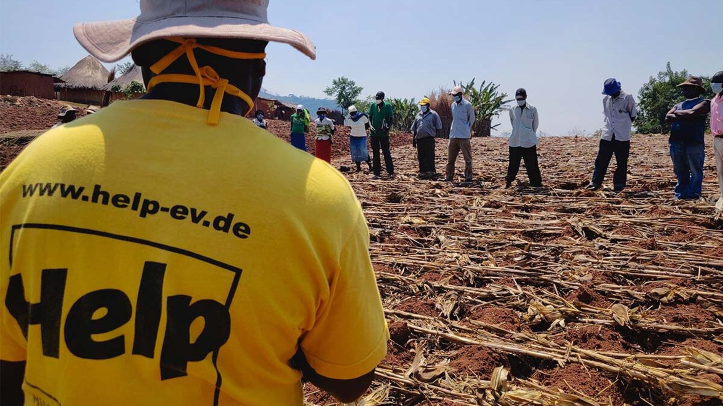 Ein Mitarbeiter von Help auf einem Feld