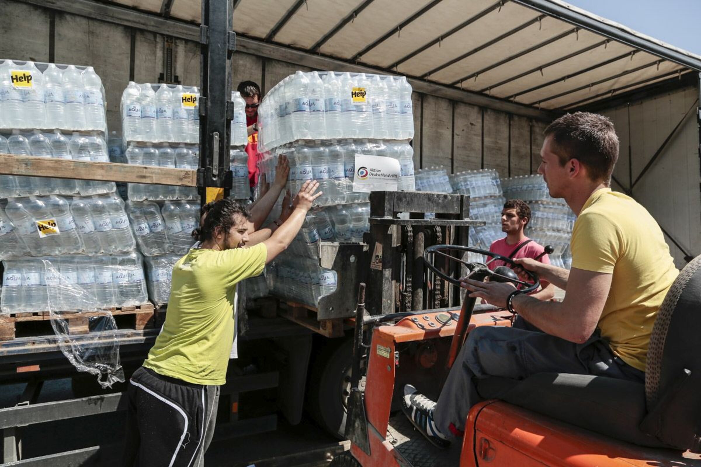Wasser spenden nach Flut in Serbien