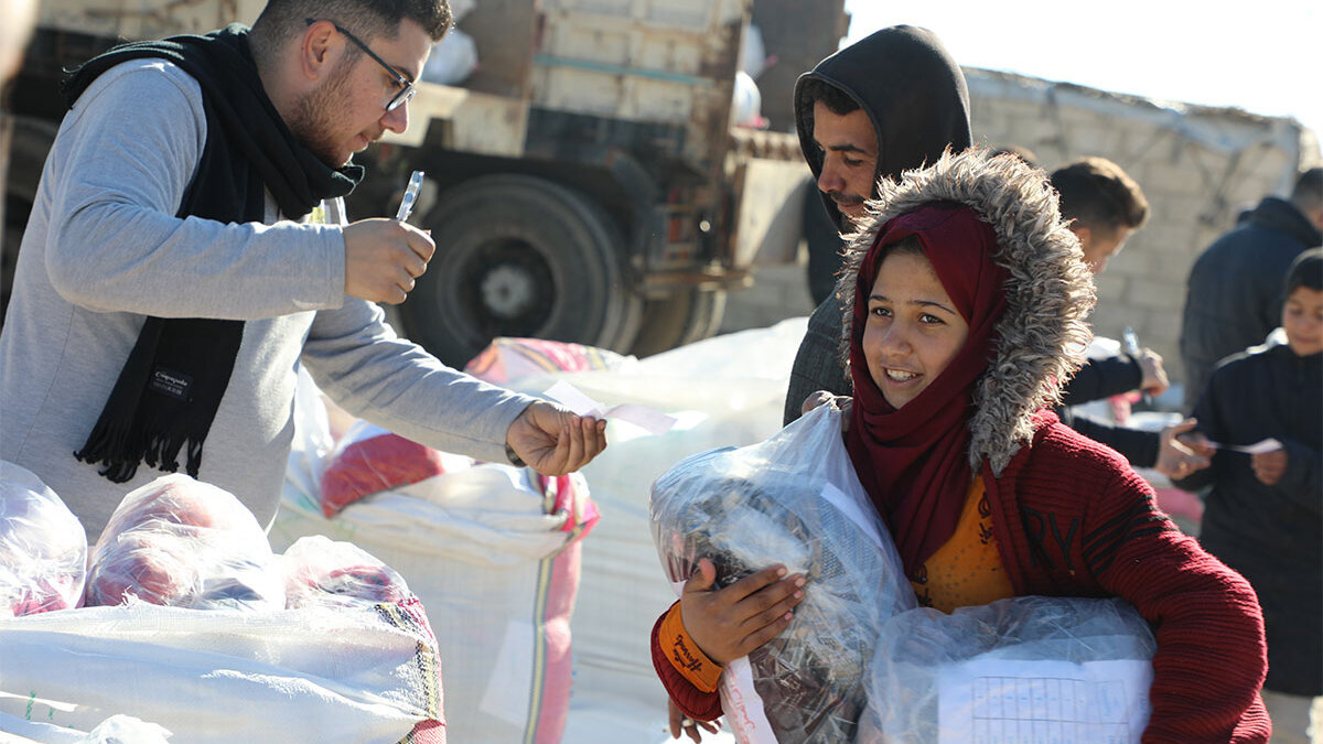 Syrisches Mädchen erhält Hilfsgüter