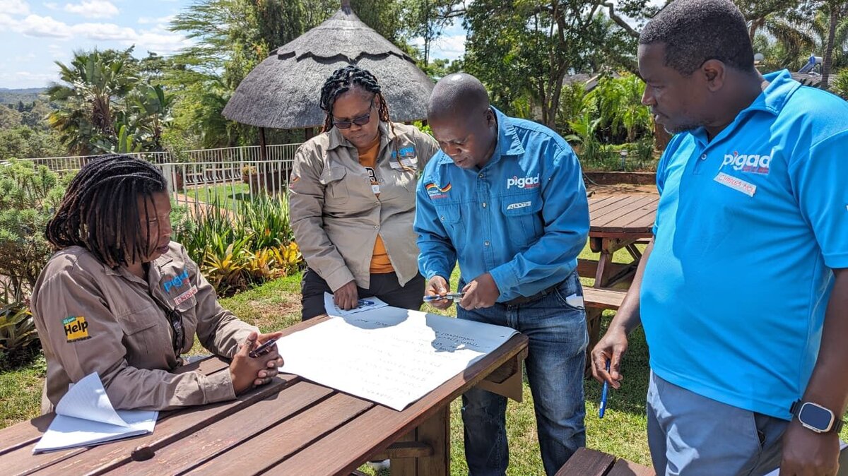 Development cooperation in Zimbabwe: Help cooperates with local organisations Help and pigad employees work together