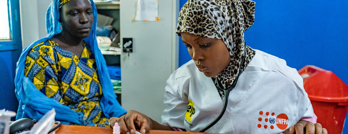 Ärztin in Mali untersucht eine Frau