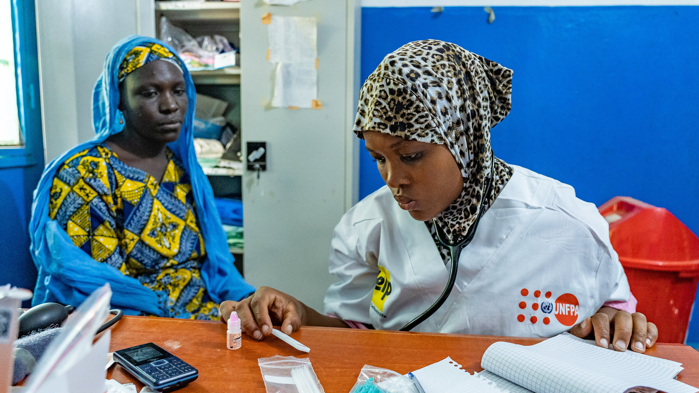 Ärztin in Mali untersucht eine Frau