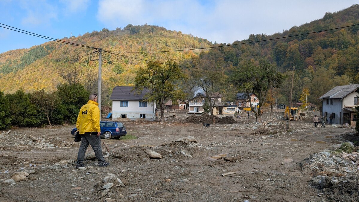 Help-Landesdirektor Almin Adzovic im Flutgebiet in Bosnien