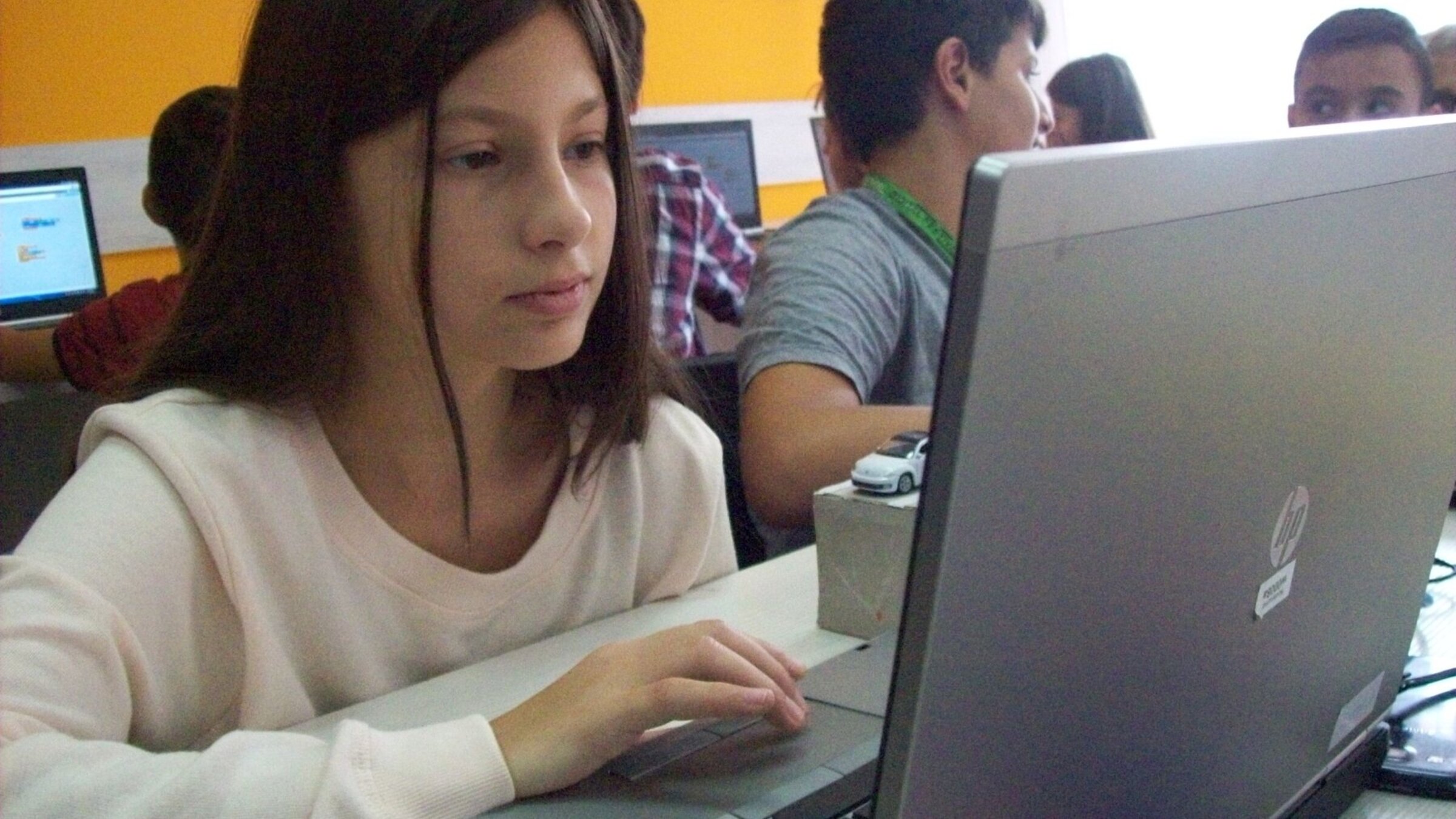 Im gleichen Gebäude sitzen die jCoders. Help unterstützt sie mit Computern.