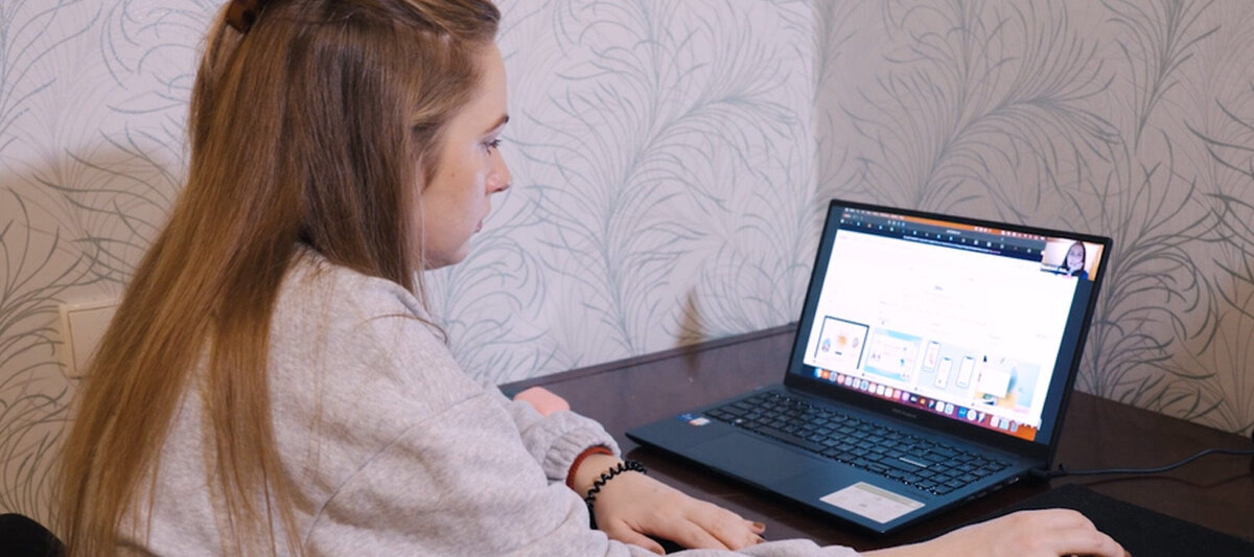 Viktoria lernt an ihrem Laptop