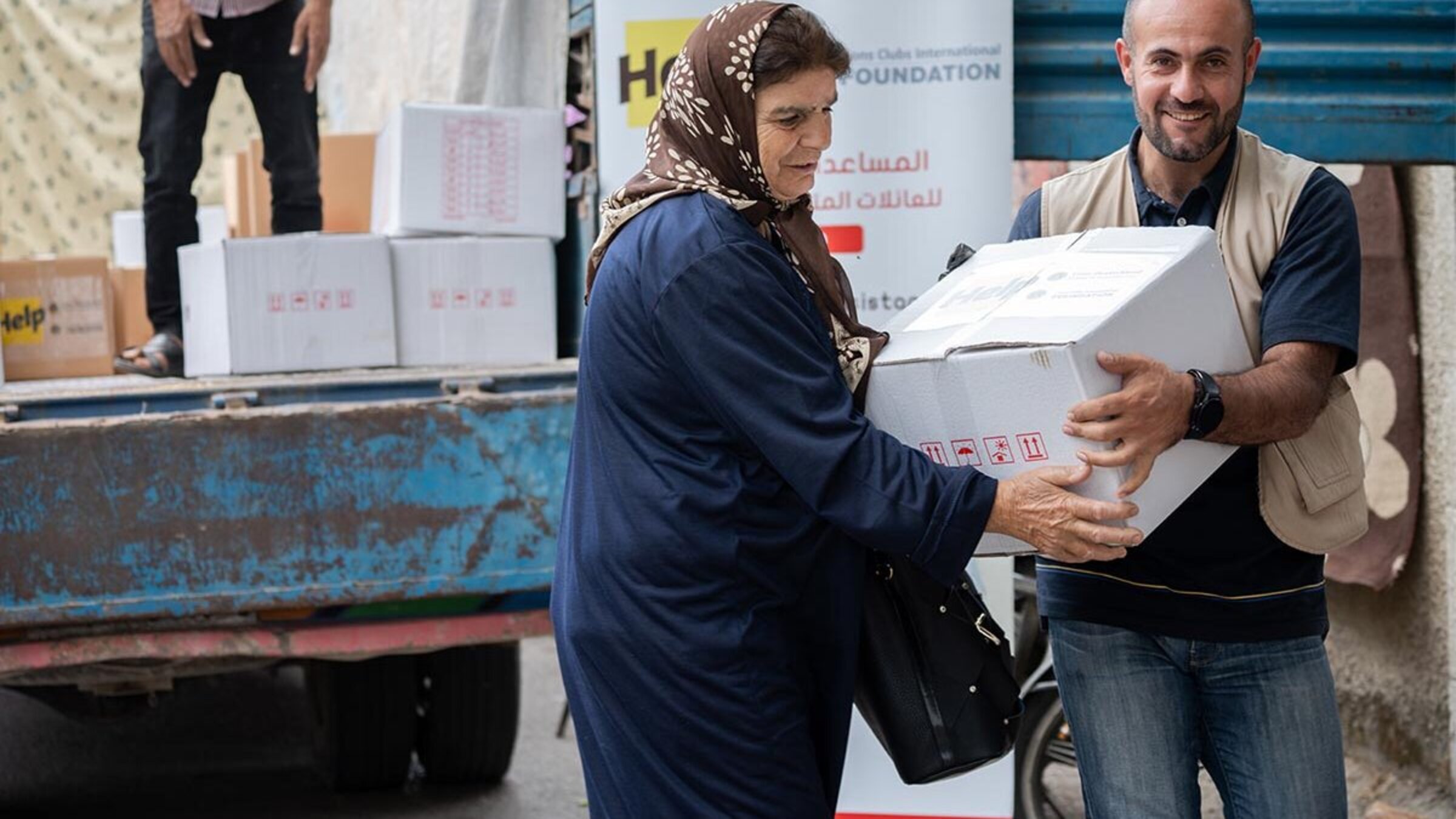 Syrische Frau erhält Hilfspaket