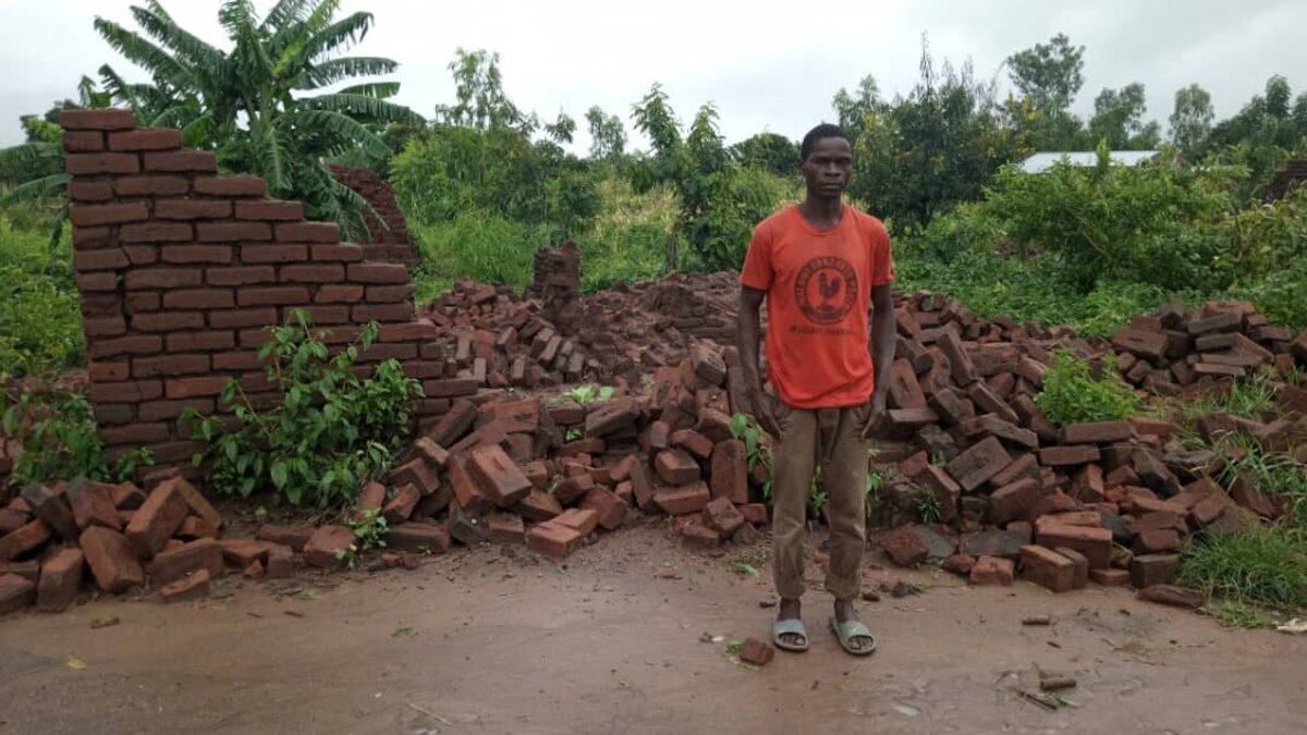 Tropenstürme wie Zyklon Freddy richten in Malawi immer wieder schwere Schäden an Ein Mann in Malawi vor seinem zerstörten Haus.