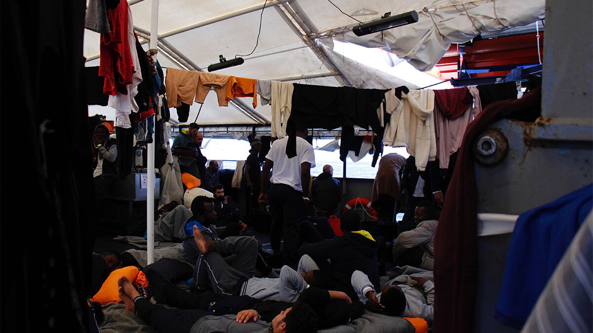 Geflüchtete an Bord der SOS Humanity
