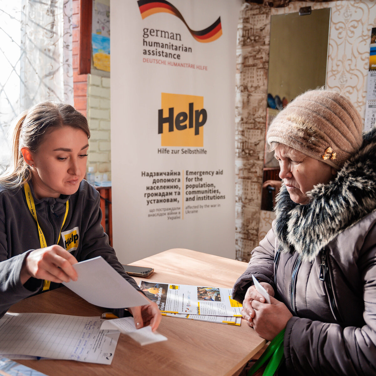 Eine humanitäre Helferin im Gespräch mit einer ukrainischen Dame