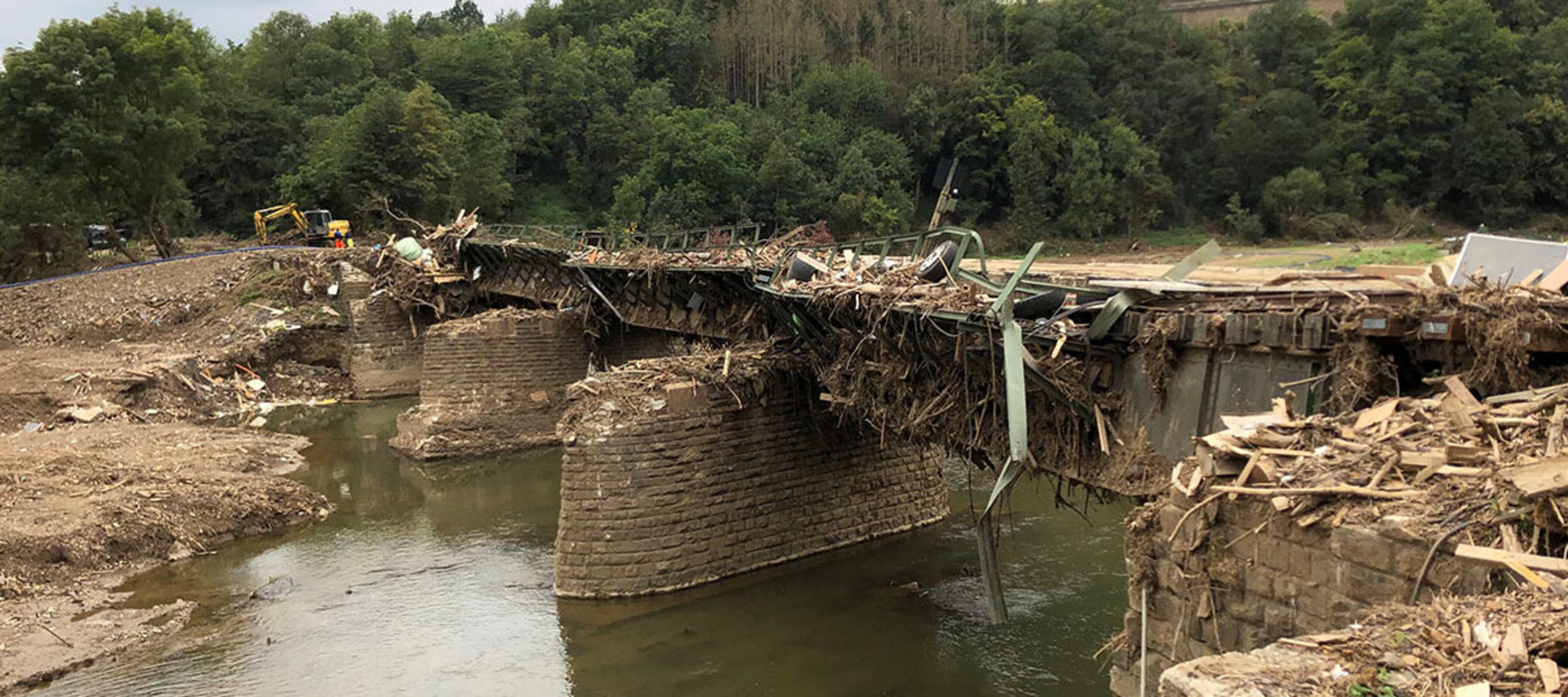 Eine vom Hochwasser zerstörte Brücke im Ahrtal