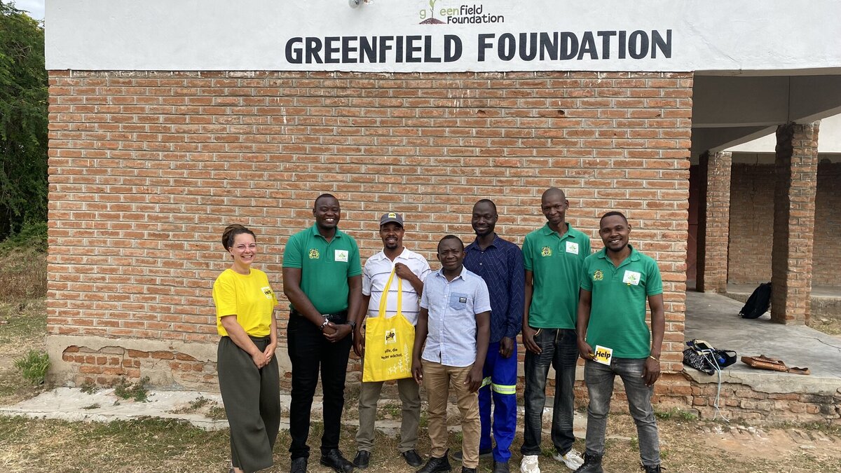 In Malawi arbeitet Help mit der Greenfield Foundation zusammen Vertreterin von Help mit dem Team der Greenfield Foundation
