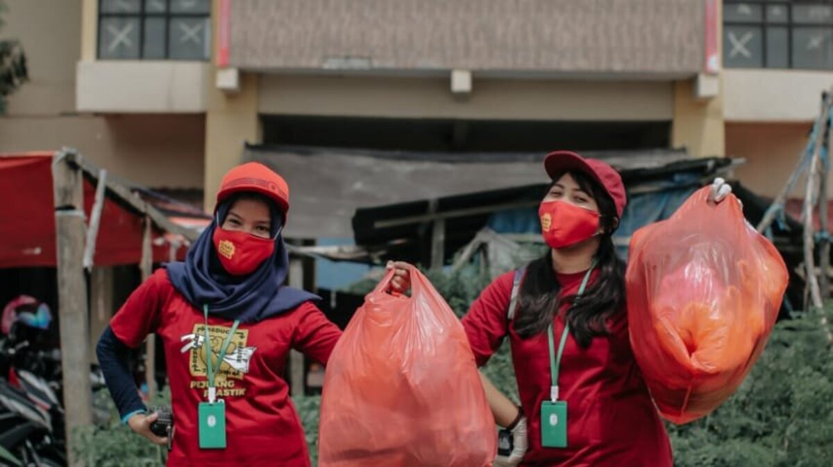 Indonesien spenden: Help engagiert sich für die Reduzierung von Plastikmüll Projektmitarbeiterinnen sammeln Plastikmüll in Indonesien.