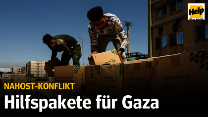 Männer verteilen Hilfspakete im Gazastreifen