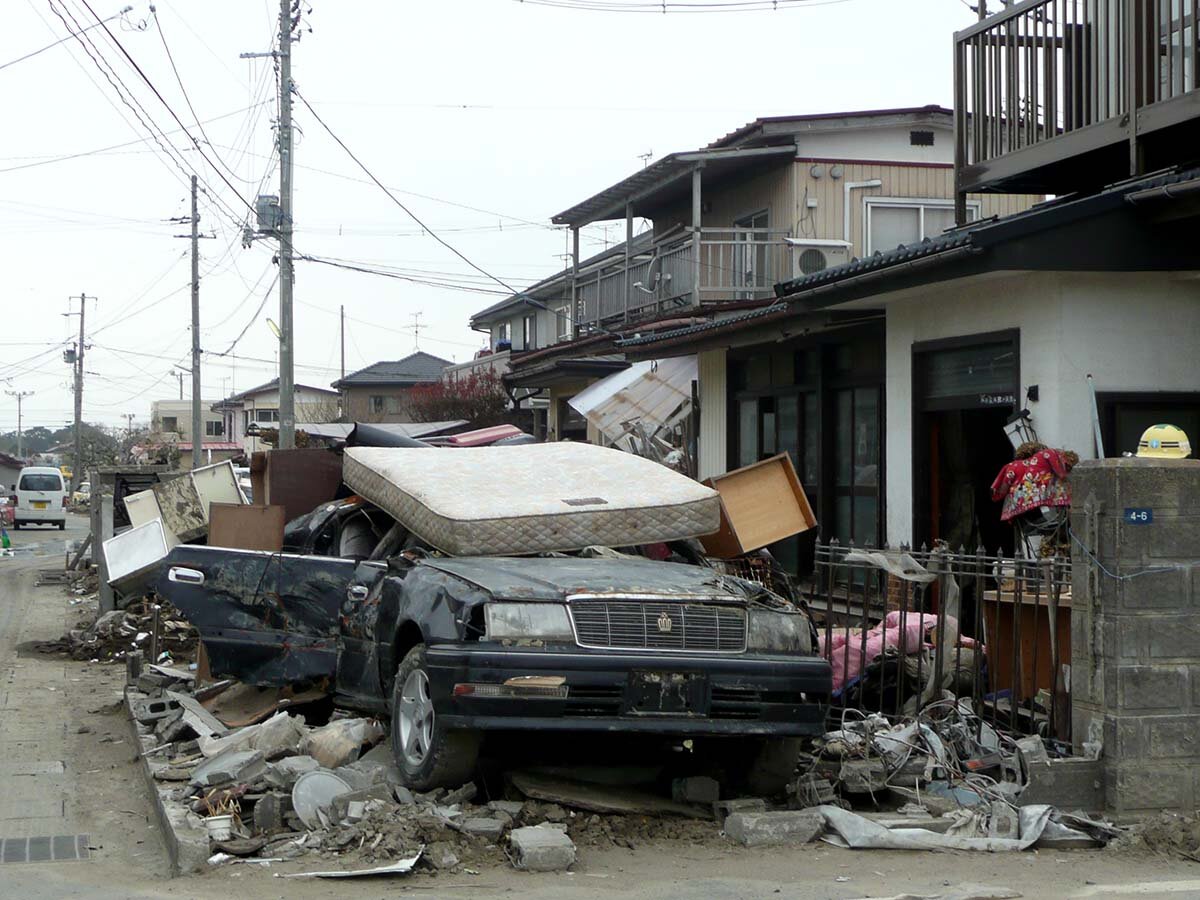 Tsunami 2011: Zerstörung in Japan Ein beim Tsunami 2011 völlig zerstörtes Auto