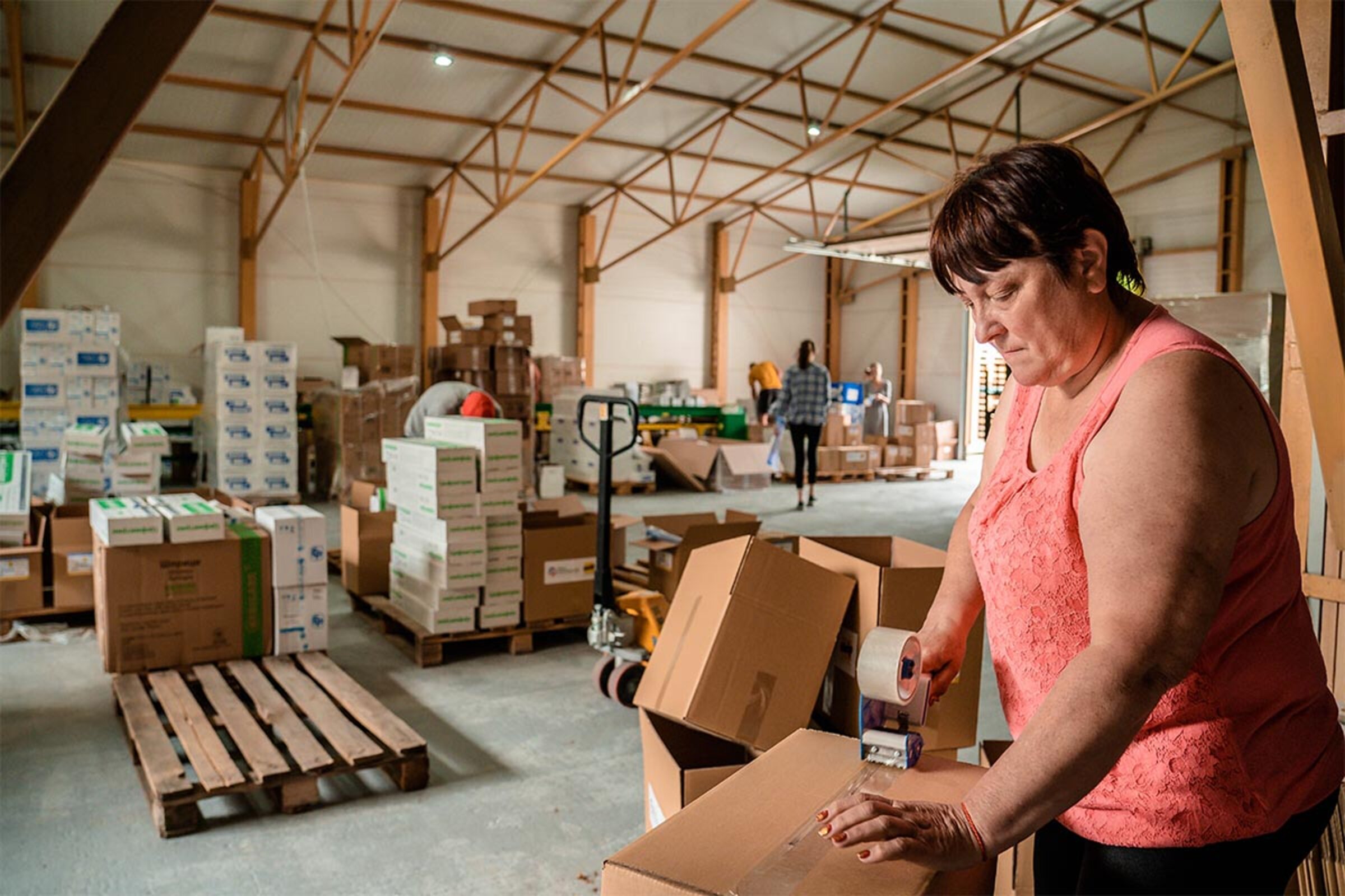 Eine Frau verpackt Tierarzneimittel in Kartons