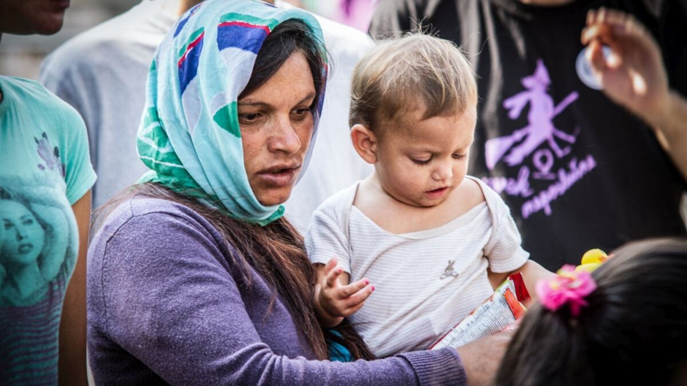 Mutter mit Kind nach Flucht aus dem Flüchtlingslager Moria