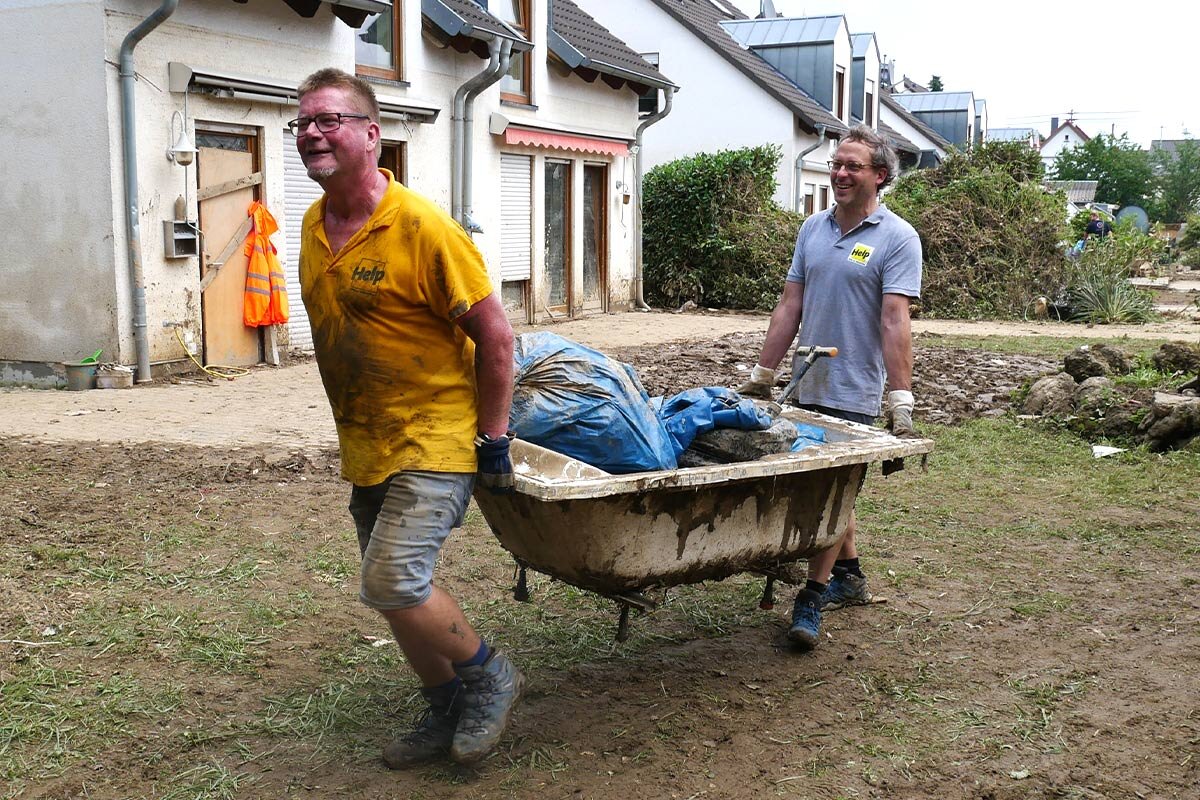 Hilfsbereitschaft nach Hochwasser: Help unterstützt die Aufräumarbeiten