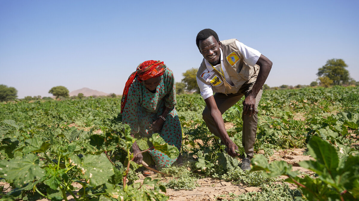 An employee of our partner organisation and a project participant in the field
