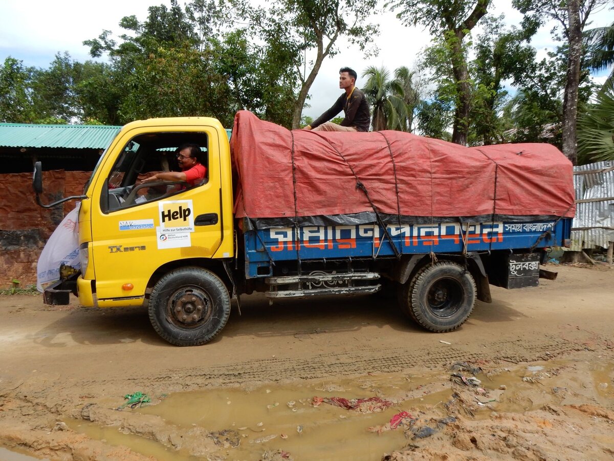 Hilfsgüter für Flüchtlingslager der Rohingya in Bangladesch Hilfsgüter für Flüchtlingslager der Rohingya in Bangladesch