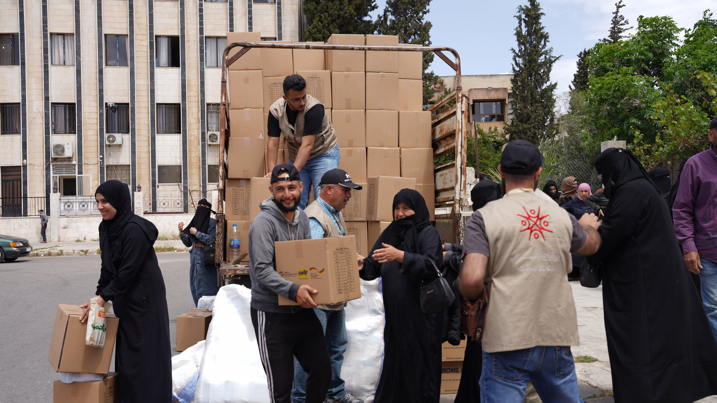  Syrians receive food parcels