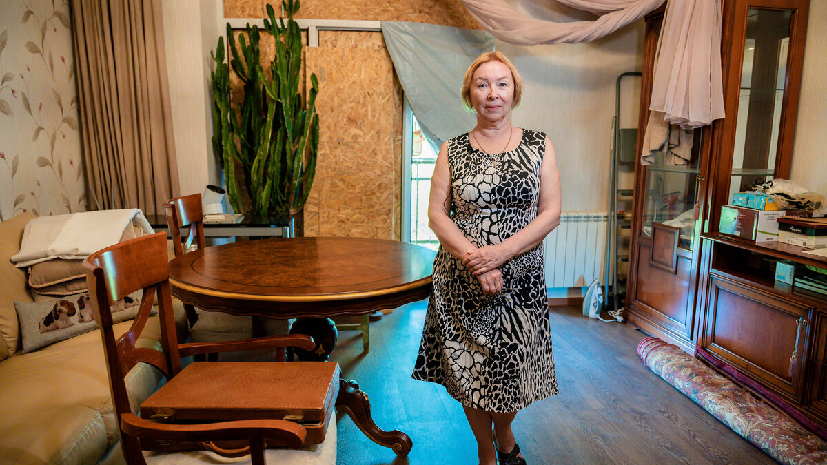 Svitlana Balyk aus der Ukraine kann mit Helps Unterstützung Reparaturen an ihrer Wohnung in Charkiw durchführen
