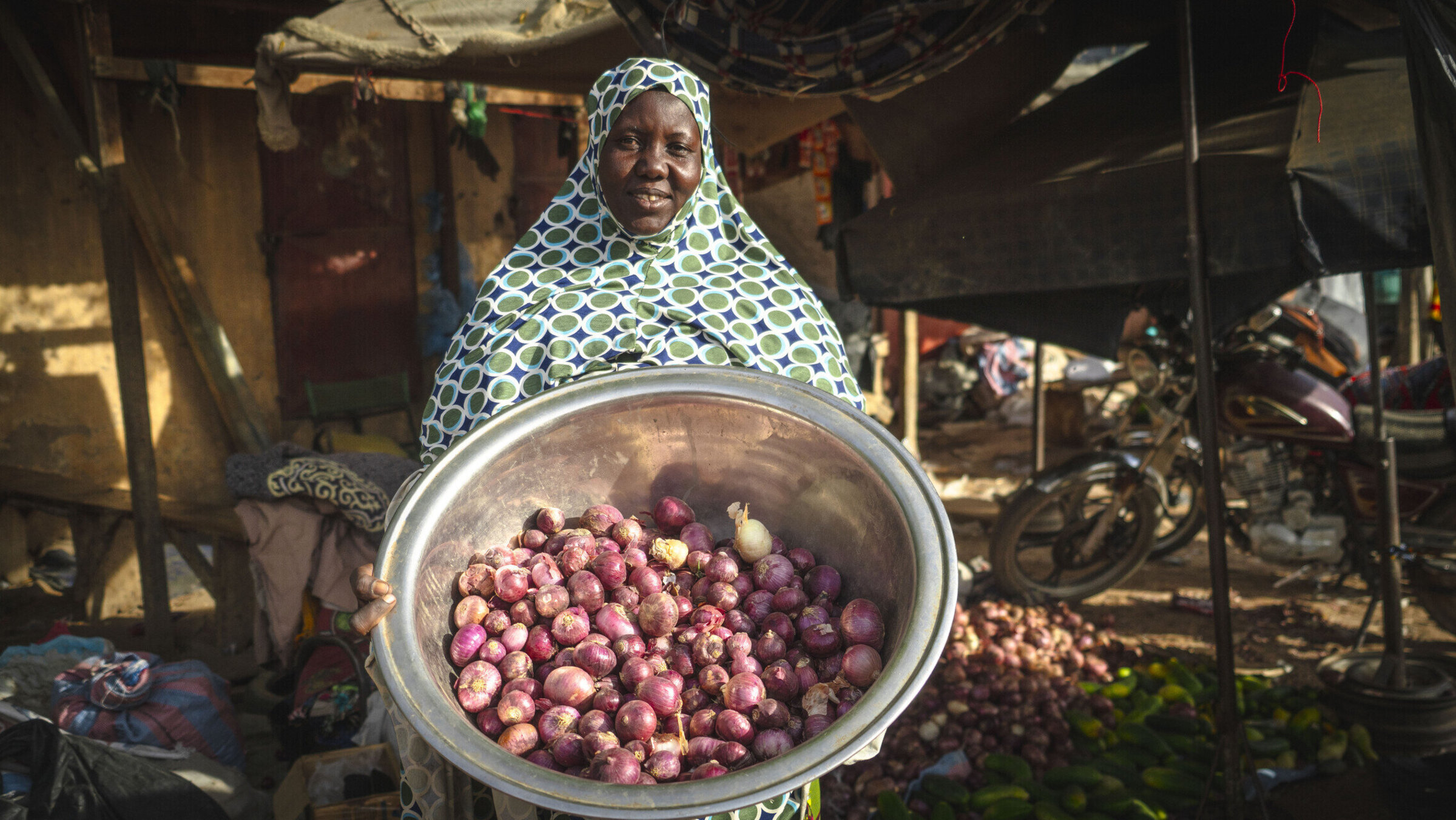 Aissa aus Mali präsentiert ihre Zwiebelernte