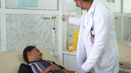 Ein Arzt versorgt einen Patienten