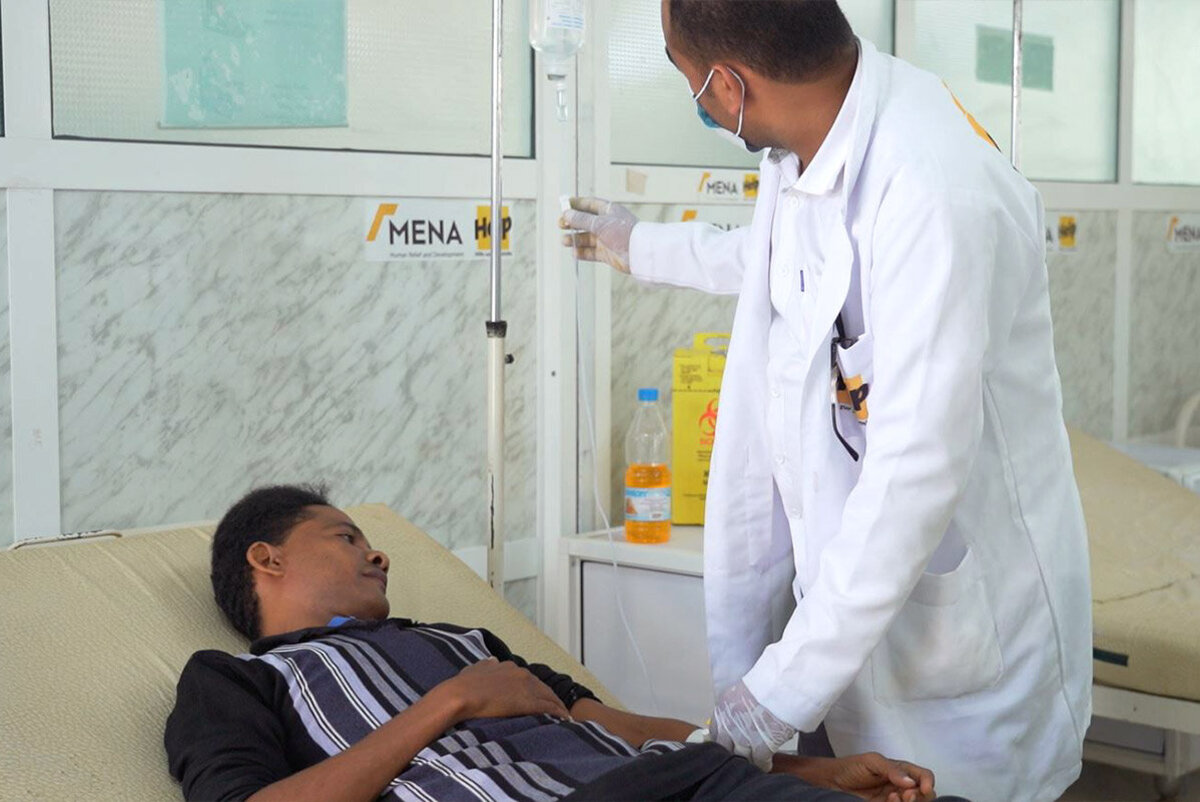 Ein Arzt versorgt einen Patienten