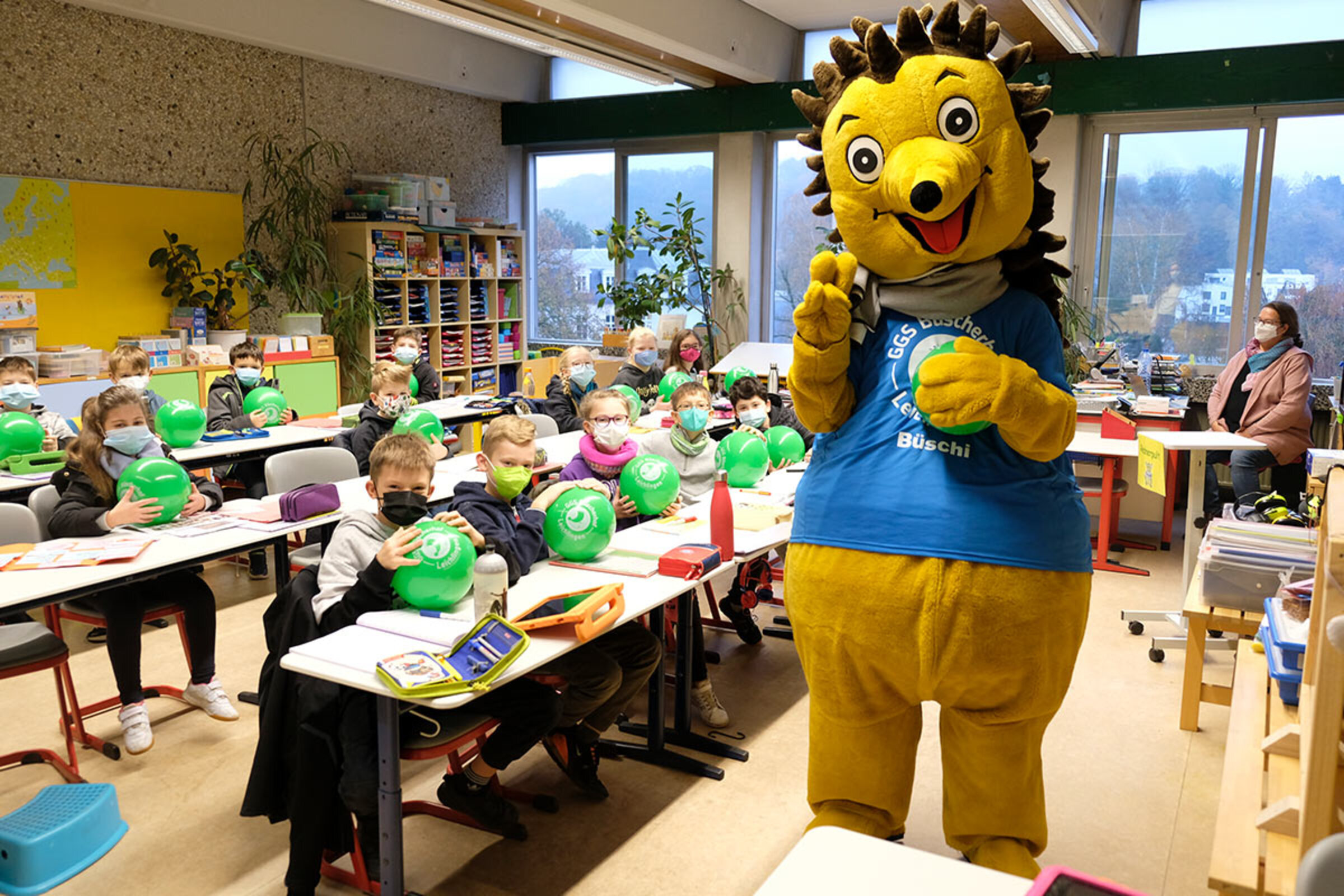 Schulkinder und Schulmaskottchen
