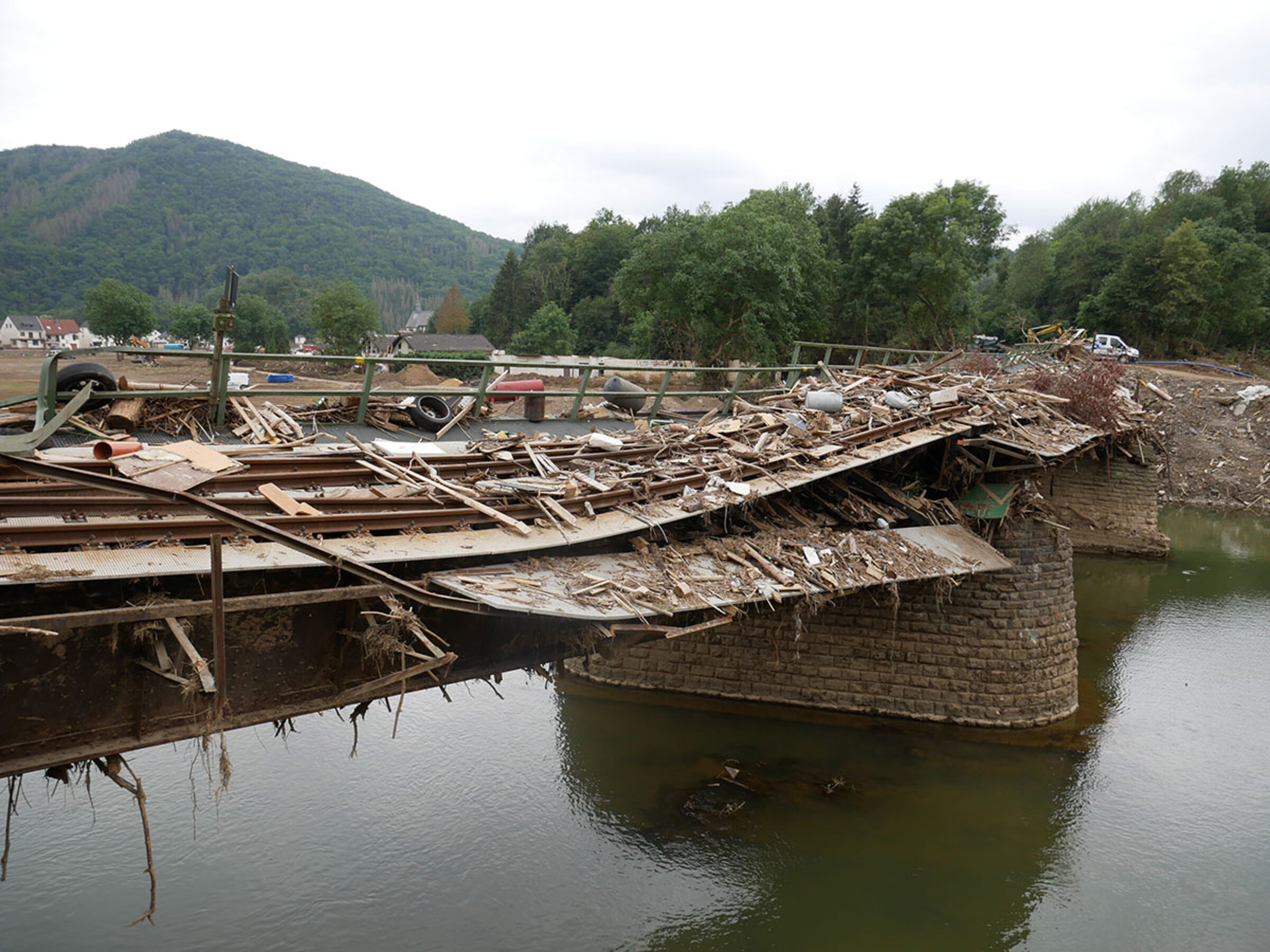Eine vom Hochwasser zerstörte Brücke im Ahrtal