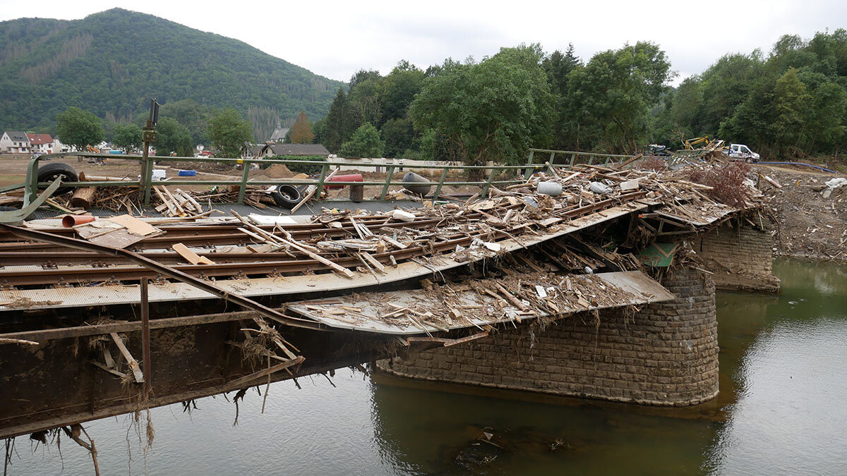 Eine vom Hochwasser zerstörte Brücke im Ahrtal