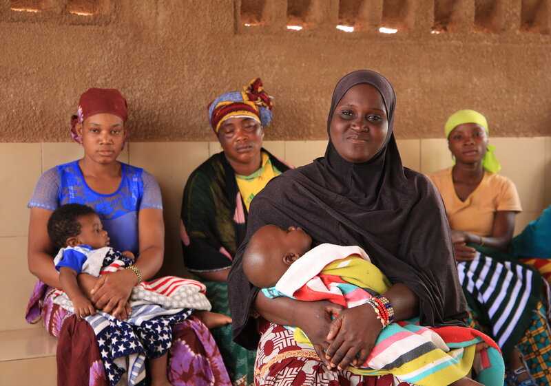 Mütter mit Kleinkindern in Burkina Faso