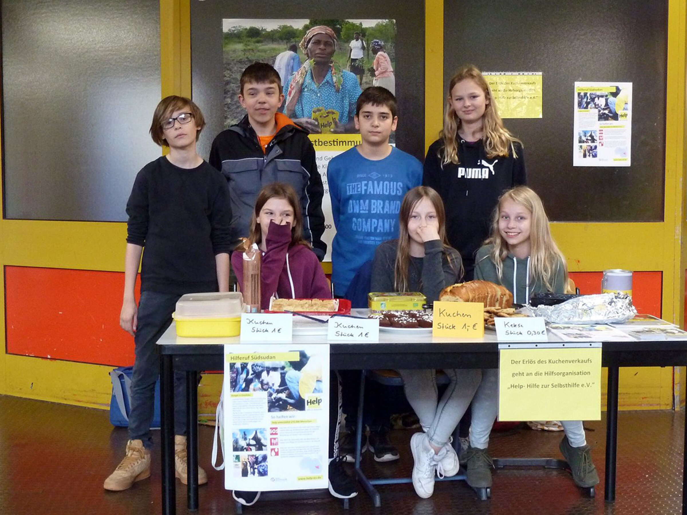 Schüler der Siegburger Gesamtschule beim Kuchenverkauf
