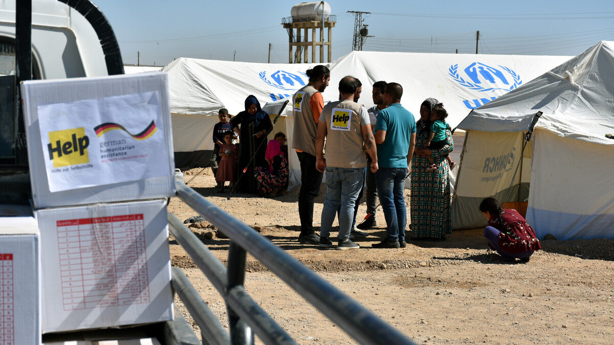 Hilfe für Flüchtlinge aus dem Libanon in Syrien Help-Mitarbeiter im Gespräch mit einer geflüchteten Familie