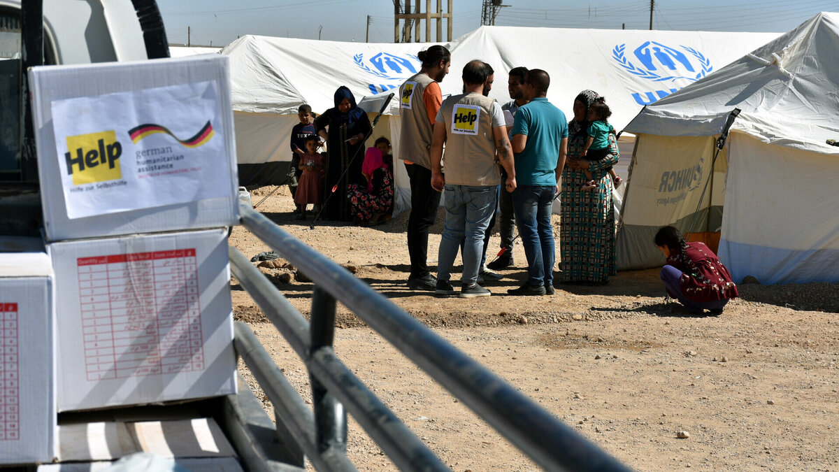 Help staff talking to a refugee family