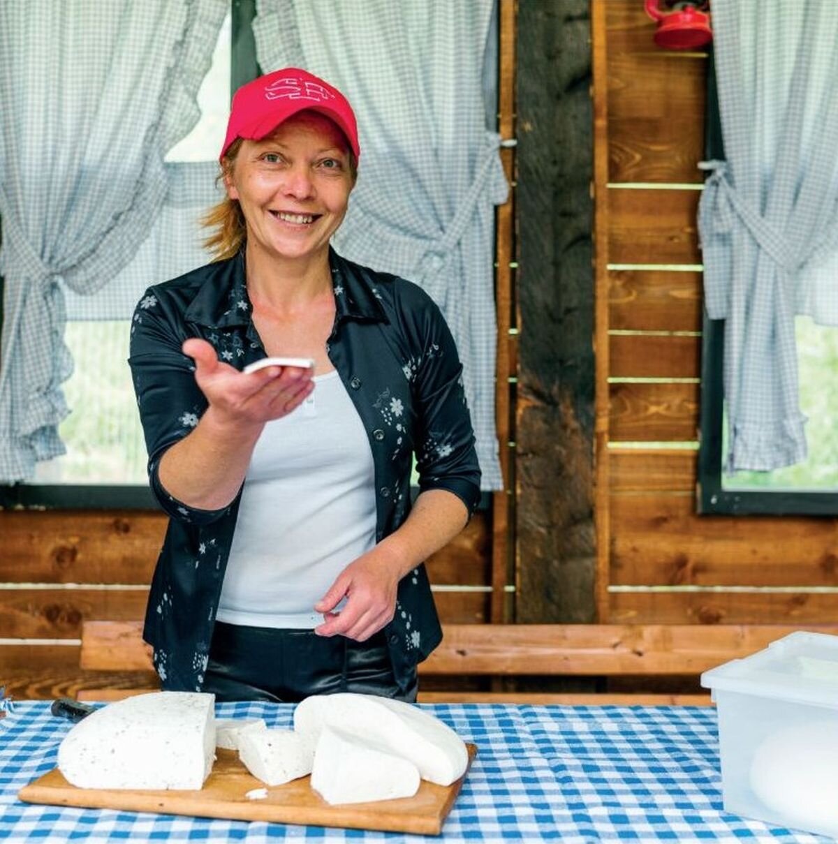 Dženana verkauft selbstgemachten Käse