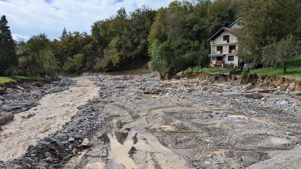 Die Überschwemmungen haben das Flussufer zerstört