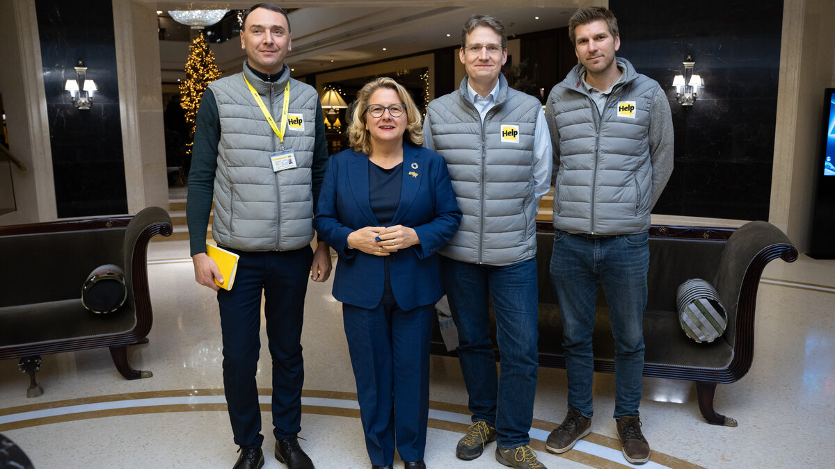 Federal Minister Svenja Schulze and Help representatives