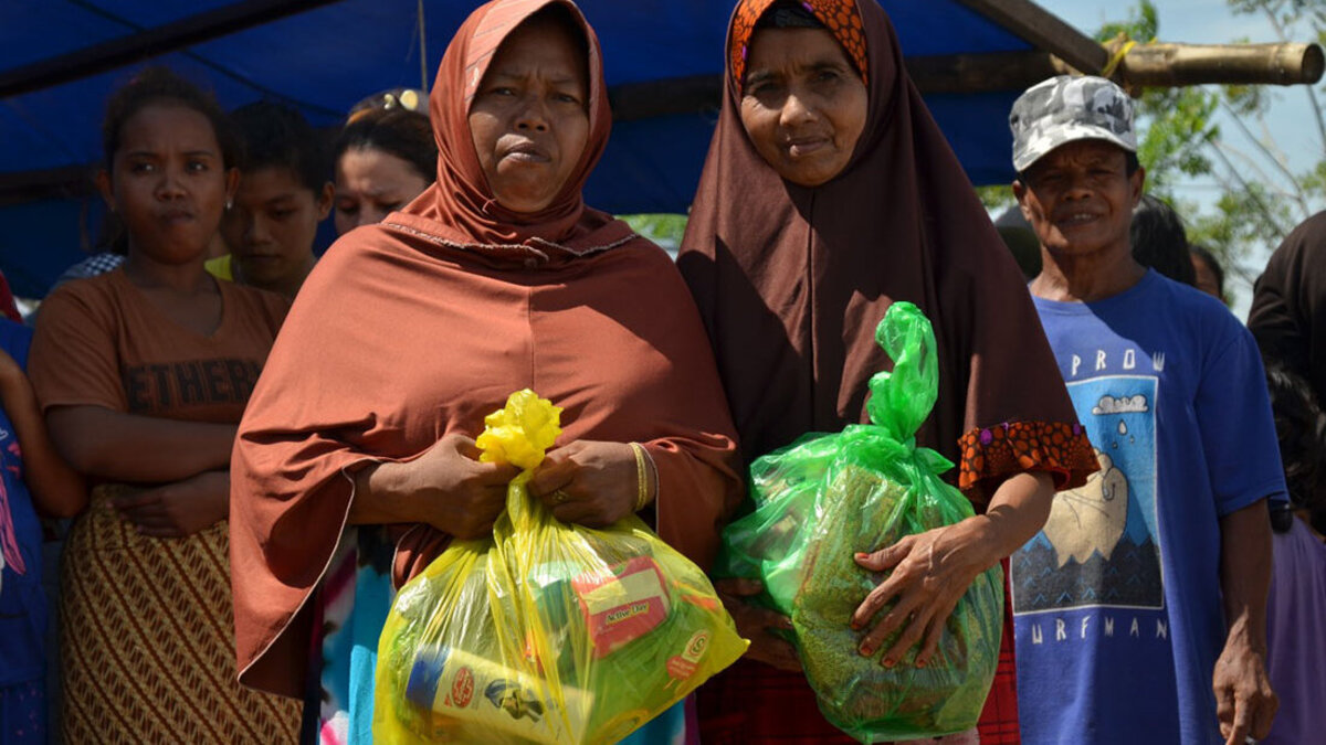 Indonesien spenden: Nothilfe nach Erdbeben Zwei Frauen in Indonesien halten Hilfsgüter von Help in den Händen
