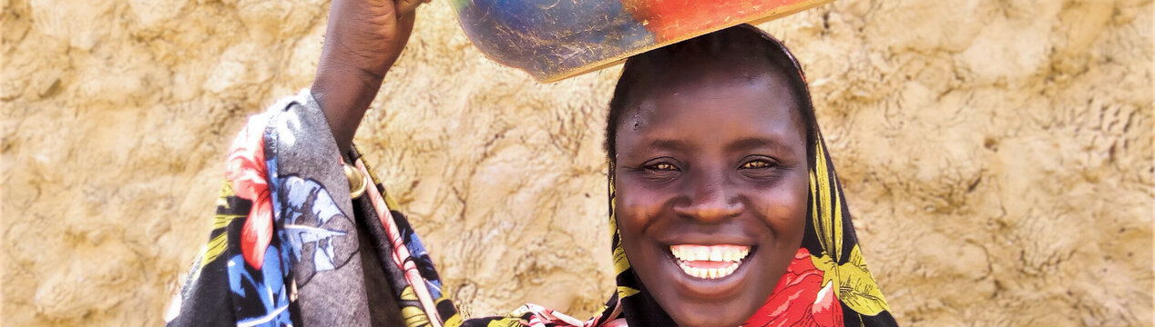 Frau aus Burkina Faso mit Wasserbehälter