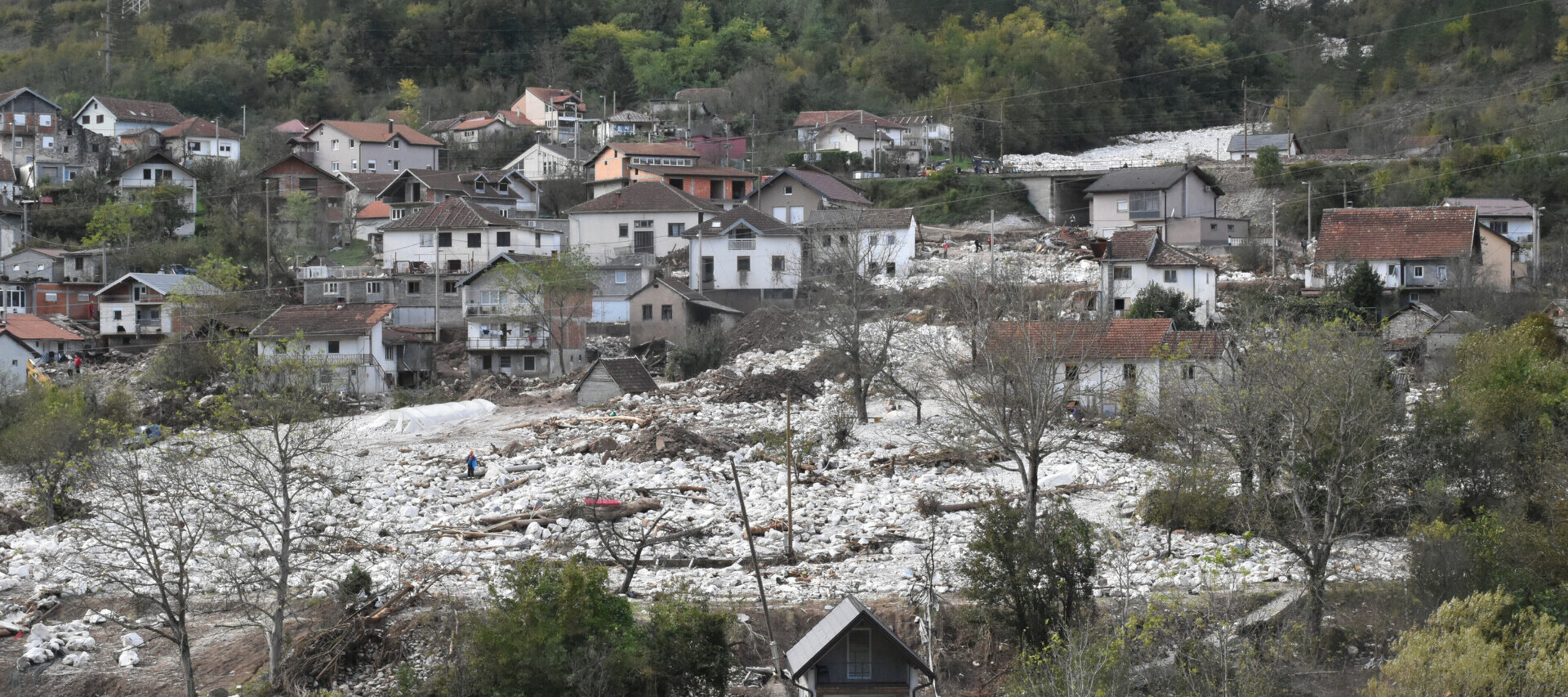 Zerstörtes Dorf in Bosnien nach Erdrutsch und Überschwemmungen