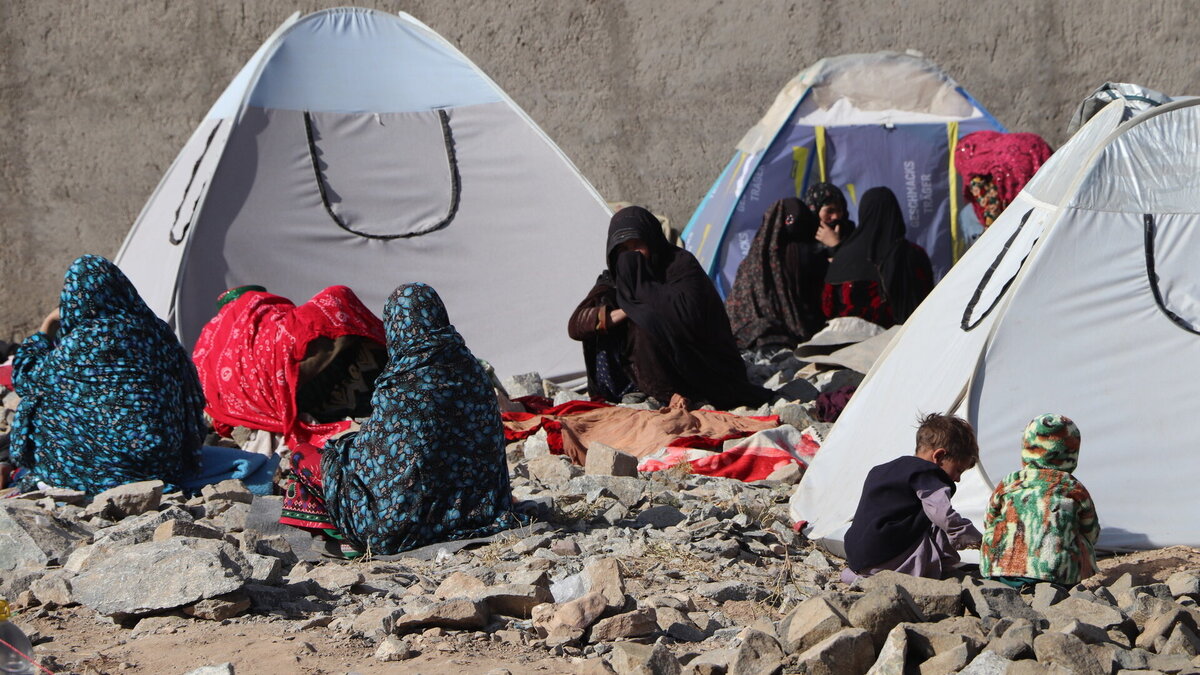 Afghanische Geflüchtete in einem Zeltlager 